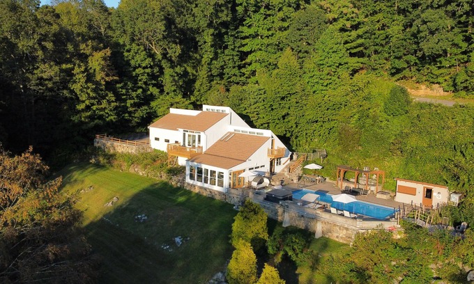 Brewster Casa | Scandinavian Peaceful Oasis, Mountain View, hot tub