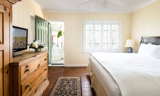 Country Club Estates Apartamento | Scenic King Room | Garden Views & Easy Access