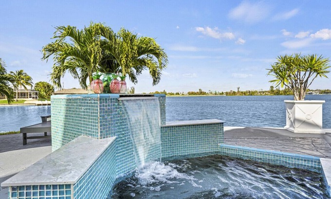 Cape Coral Apartamento | INCREÍBLES VISTAS AL AGUA * 5 BR * Capacidad 14 * 2 chimeneas * 2 jacuzzis * Shuffleboard * Kayaks