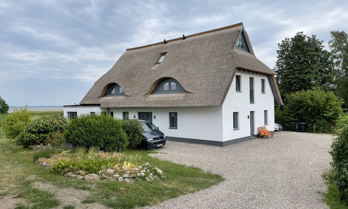 Ostseebad Ahrenshoop Apartamento | Schilfhus Ahrenshoop, modern vacation apartment in a thatched house on the waterfront