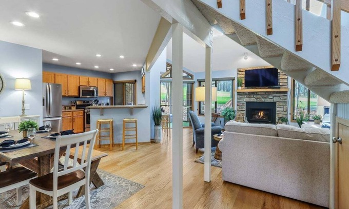 Fontana Condominio | Screened-in Porch on 10th Fairway at Abbey Springs |Pools |Tennis/Racquetball |Clubhouse |Restaurant