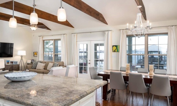 Ventress Casa | Screened porch and private pier on False River