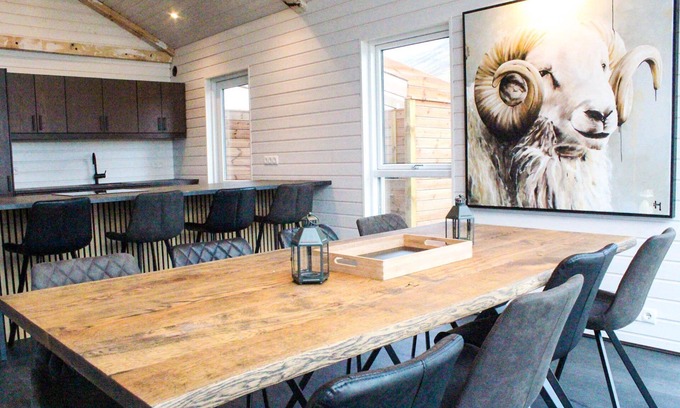 Selfoss Cabina | Sensational cabin with hot tub, sauna, fire place, 85" TV and magical views
