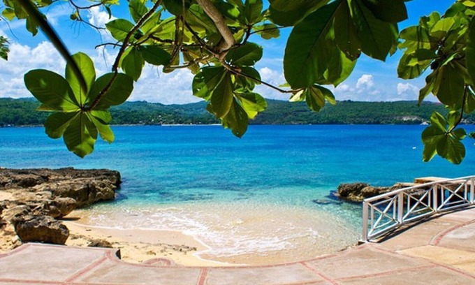 Discovery Bay Villa | UVAS EN LA PLAYA DE JAMAICA - Villa de lujo con 6 camas en la playa en Discovery Bay - PERSONAL INCLUIDO