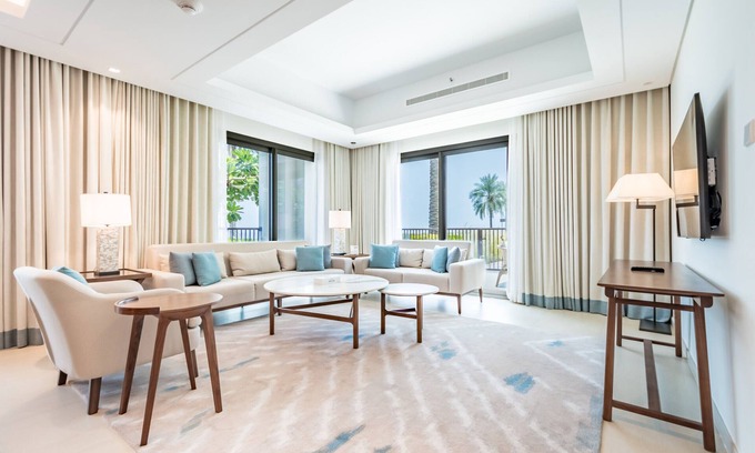 Sharm Apartamento | Seafront 4BR Apartment with Assistant Room in The Address Fujairah Residences Block B, Fujairah