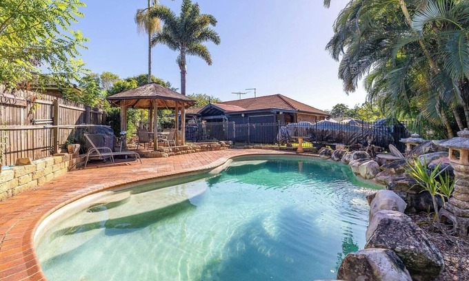 Redland Bay Casa | Seaside detached villa on a quiet street 4 bedrooms, 2 bathrooms Pool Courtyard