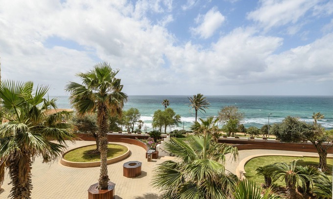 Netanya Apartamento | Seaside Escape with Private Patio by Sea N Rent