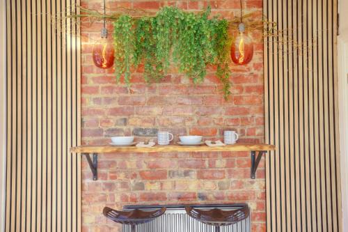 West Kirby Casa | Seaside spacious 4 BR Nr Town centre pet friendly sailing & open golf course