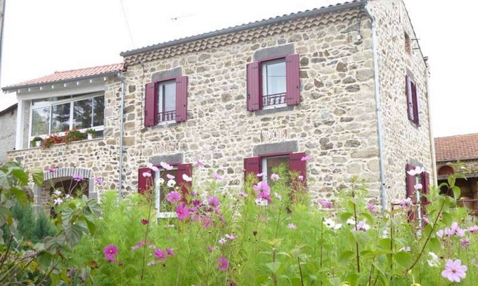 Saint-Just-pres-Brioude Cabaña | Casa rural reformada con terraza y jardín en tranquilo pueblo cerca de Brioude