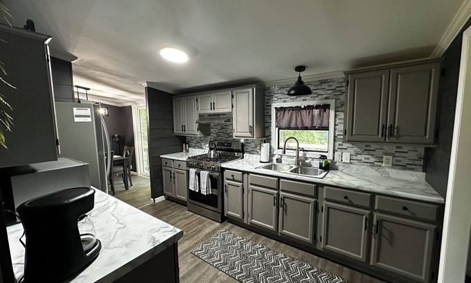 Warsaw Casa | Secluded 3-bedroom house within 3 minutes to downtown Warsaw