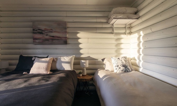 Pokolbin Casa | Secluded 3BR lodge in Palmers Lane Estate with Pool, Tennis, walk to Cellardoors