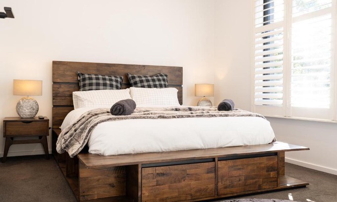 Parkdale Casa | Secluded Bayside Oasis With Modern Comfort By The Coast