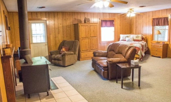 Triumph Cabina | Secluded Cabin Near Starved Rock W/Whirlpool Tub