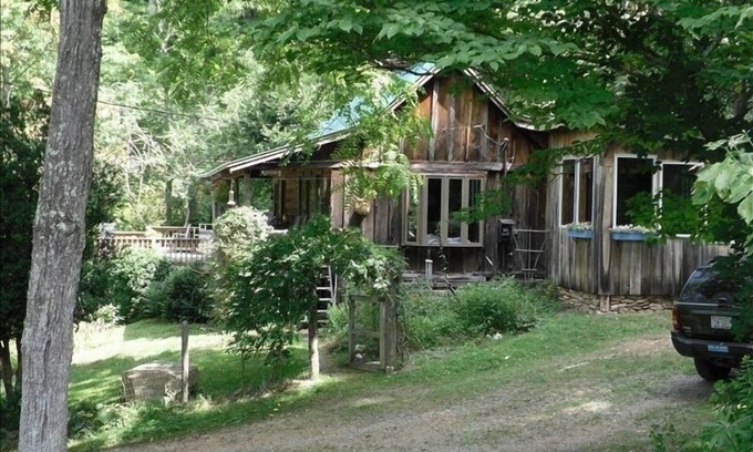 Burnsville Cabina | Cabaña aislada en 45 acres privados con senderos, estanque, mascotas Ok.