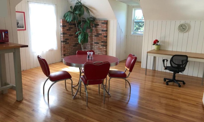 Mission Valley West Apartamento | Secluded, Charming and Unique! Spacious Apartment EXCELLENT Central Location