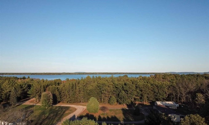 New Lisbon Cabina | Secluded cozy cabin walking distance to Castle Rock Lake - remodeled!