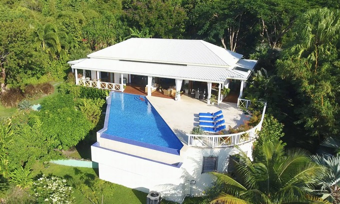 Oualie Bay Villa | Villa de lujo aislada, exclusiva y totalmente privada con vistas a la bahía más bonita.