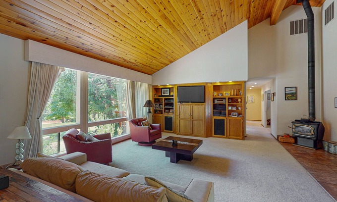 Ahwahnee Casa | Secluded home near Yosemite & Bass Lake with private hot tub & mountain views