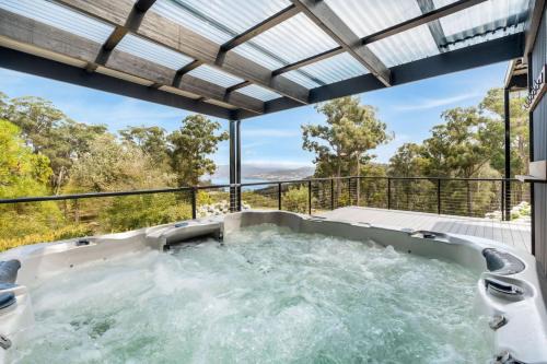 Deep Bay Casa | Secluded Huon Valley Lodge with Hot Tub and Cottage
