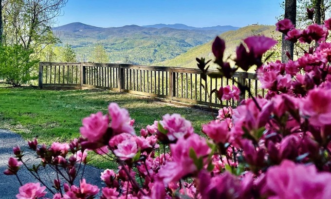 Hendersonville Cabina | Aislado, vistas a la montaña, 2 dormitorios / 2 baños, capacidad para 4 personas.