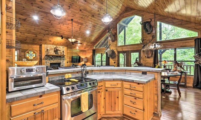 Maysville Cabina | Secluded Northwest Arkansas Cabin: Fire Pit & Deck
