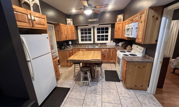 Norristown Cabina | Secluded Riverfront Cabin