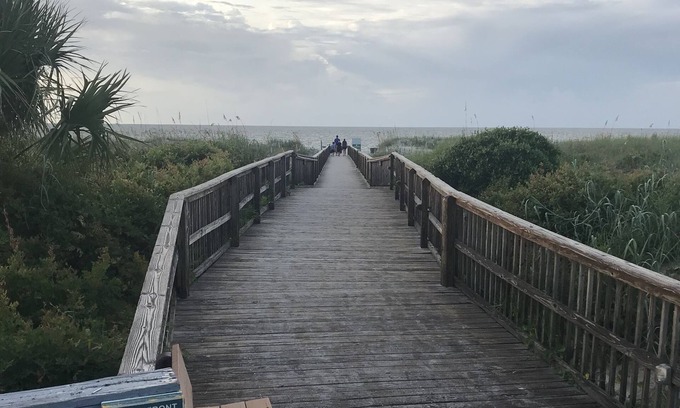 Folly Field Villa | Second Floor Ocean View- Steps from the Beach! 1 Bedroom villa in a gated Resort