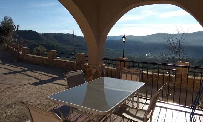 Yeste Cabaña | A tan solo 1,5km de Yeste. Leña gratis chimenea y barbacoa. Piscina en verano