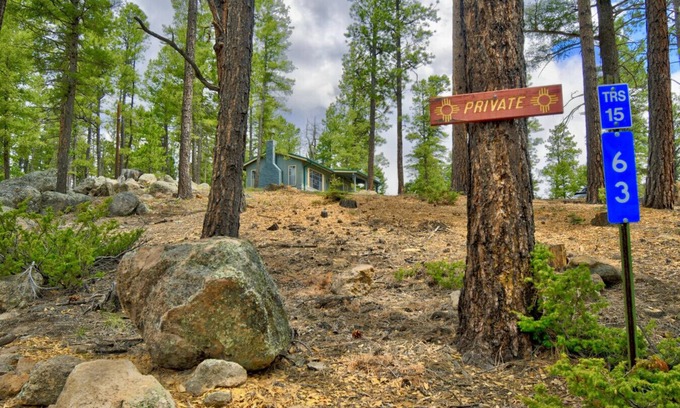 Jemez Springs Cabina | Serene 70's Retro Retreat