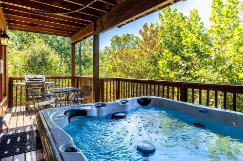 Pigeon Forge Casa | Serene Cabin w Grill Hot Tub & Resort Pool