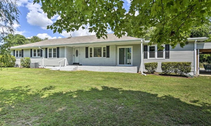 Greensboro Casa | Serene Home on Pond - 5 Mi to Dtwn Greensboro