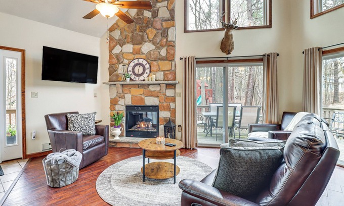 Albrightsville Cabina | Serene Poconos Cabin w/ Hot Tub & Beach Access!