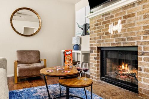 South Congress Apartamento | Serene SoCo Escape, Walk to Cafes and Free Parking