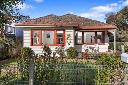 Cowes Casa | Settle In Retro cottage, Cowes