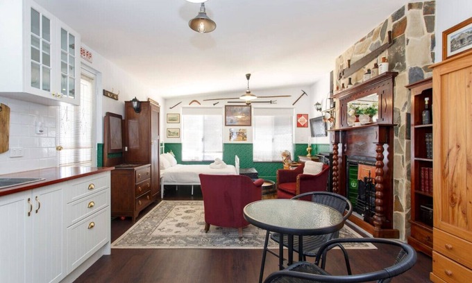 Hamilton Hill Cabaña | Settlers Cottage - one bedroom studio