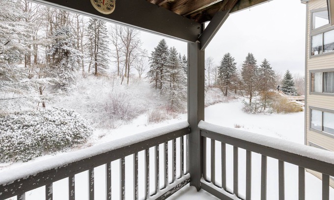 Seven Springs Condominio | Seven Springs Stoneridge 3 BR Condo, Private Deck by RedAwning - Save 10% on 3 Nights, 15% on 5 Nights!