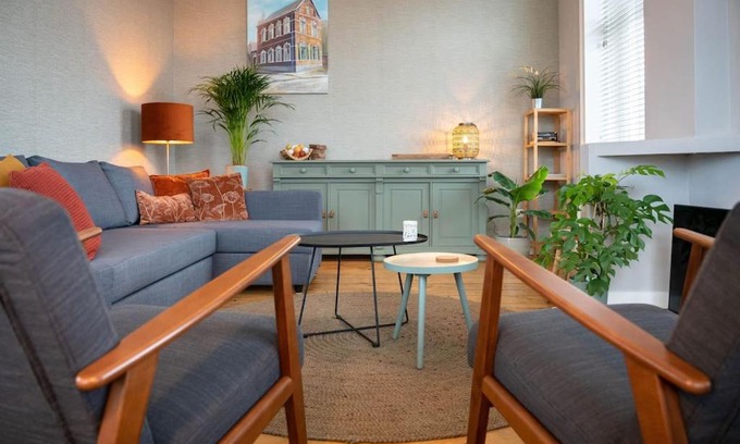 Eenrum Apartamento | Sfeervol verblijf in oude gemeentehuis Eenrum.