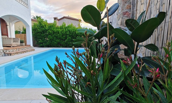 Torroella de Fluvia Villa | Sfeervolle Ruime Villa met Privé Zwembad Dichtbij St Pere Pescador en L'escala!