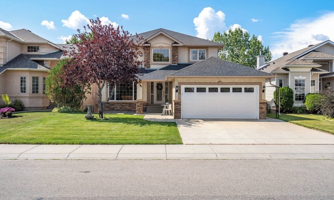 Southeast Calgary Casa | SHEER PERFECTION ~ 4BD, 2.5BA, K9 Friendly, on Eagle Quest Golf Course