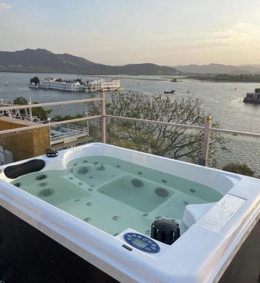 Udaipur City Centre Hotel | Sheeshmahal By Oladar