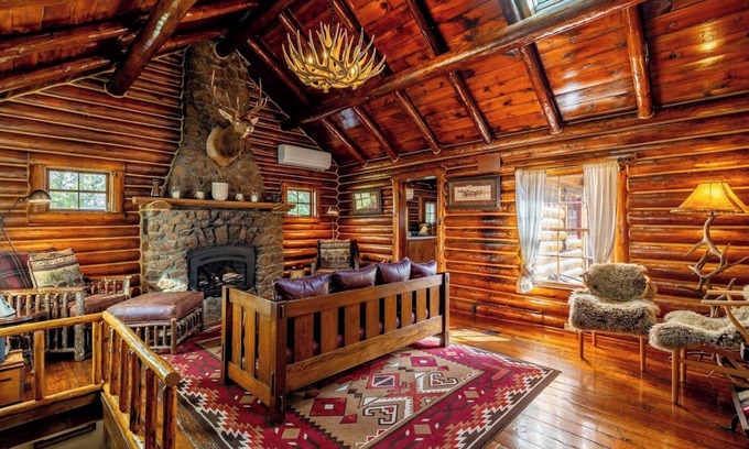 Shell Cabina | Shell Town Cabin- Log cabin located at the base of the Big Horn Mountains, gas fireplace