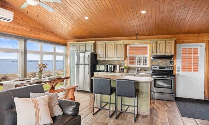 Pirogue Casa | Shoreline Escape: Serene Retreat near Indian Island