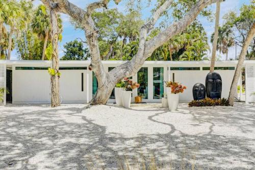 Siesta Key Casa | Siesta Beach - Heated Pool - Pet Friendly - Sauna - Zachs Private Beach House