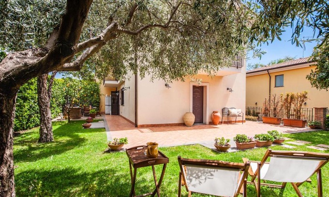 Trecastagni Casa | Siliqua House with Garden by Wonderful Italy