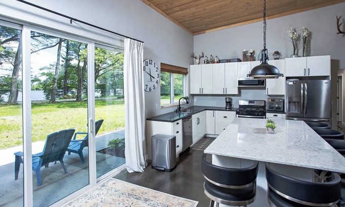 Scandinavia Casa | Silver Lake Retreat: Waterfront Barndominium