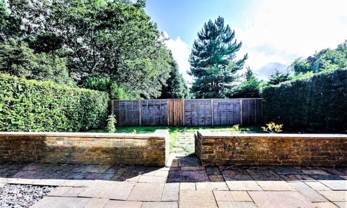 Hemel Hempstead Casa | Simba Stays: Luxurious Townhouse for Contractors, Relocators/ Families