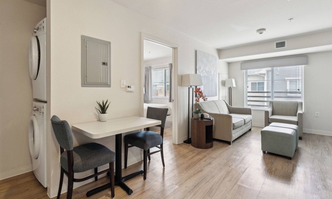 Far North Central Apartamento | Simplicity At the Rim 1415 I Spacious 1 Bed 1 Bth