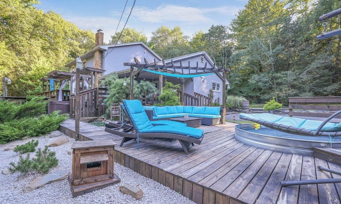 Stroudsburg Casa | Simply Serene - Wild West City - 4 acres of Privacy - Sauna/Spa/Golf/Pool