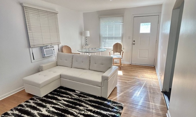 Lake Bluff Casa | Single Family Home in Lake Bluff, Lake Forest& Great Lakes Area! Fenced Yard!