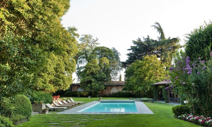 Bornato Villa | Sisters House